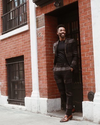 С чем носить темно-коричневый костюм в шотландскую клетку