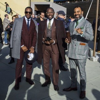 С чем носить темно-коричневый жилет в шотландскую клетку