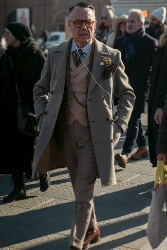 С чем носить темно-коричневый нагрудный платок в горошек