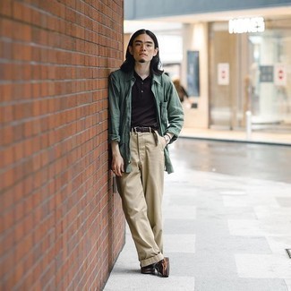 С чем носить темно-коричневую футболку-поло мужчине