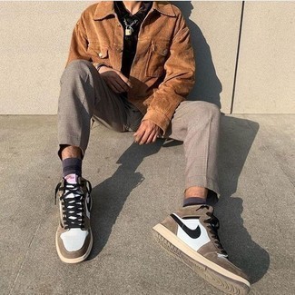 С чем носить темно-коричневую футболку-поло мужчине