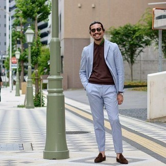 С чем носить темно-коричневый свитер с воротником поло мужчине