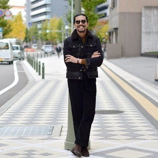 С чем носить темно-коричневый свитер с воротником поло мужчине