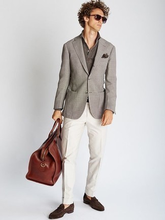 С чем носить темно-коричневый свитер с воротником поло мужчине