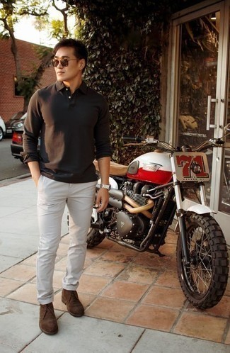 С чем носить темно-коричневый свитер с воротником поло мужчине