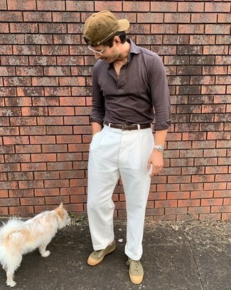 С чем носить темно-коричневый свитер с воротником поло мужчине