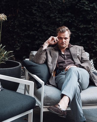 С чем носить темно-коричневый свитер с воротником поло мужчине