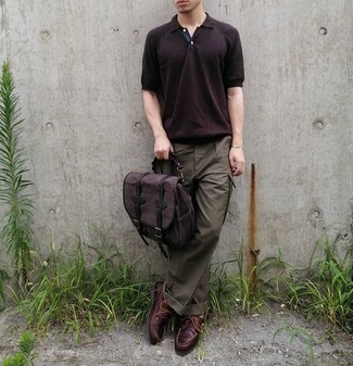 Как носить темно-коричневую футболку-поло с оливковыми брюками карго