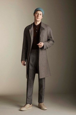 Какие длинные пальто носить с темно-коричневой футболкой-поло