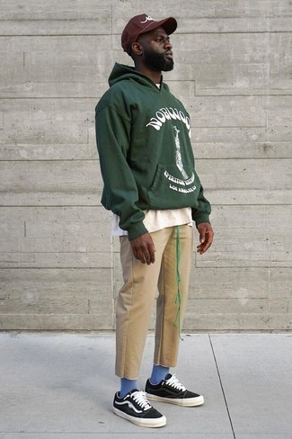 С чем носить темно-коричневую бейсболку с принтом мужчине