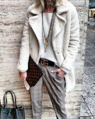 С чем носить темно-коричневый клатч с принтом