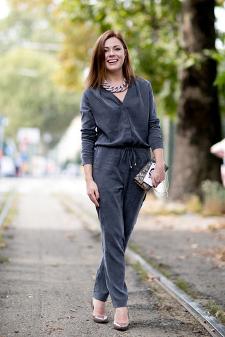 С чем носить темно-коричневый клатч с принтом