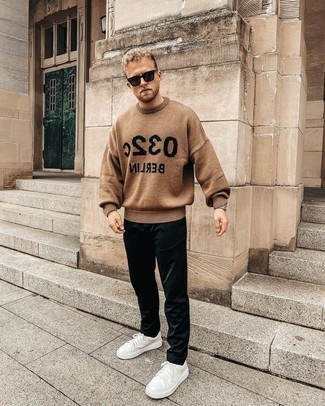 С чем носить темно-коричневый свитер с круглым вырезом с принтом мужчине