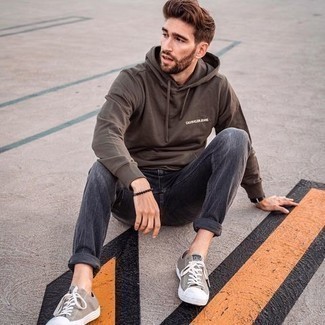 С чем носить темно-коричневый худи с принтом мужчине