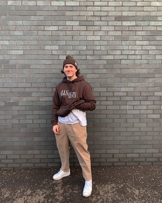 С чем носить темно-коричневый худи с принтом мужчине
