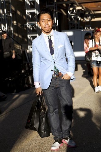 С чем носить темно-коричневый кожаный ремень с принтом мужчине