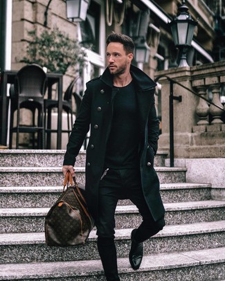 С чем носить темно-коричневую кожаную дорожную сумку с принтом мужчине