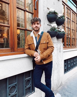 С чем носить темно-коричневую сумку почтальона с принтом