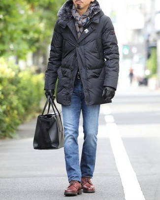 С чем носить темно-коричневый шарф с принтом мужчине