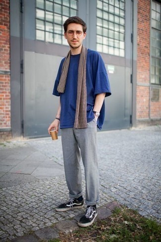 С чем носить темно-коричневый шарф с принтом мужчине