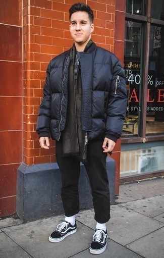 С чем носить темно-коричневый шарф с принтом мужчине