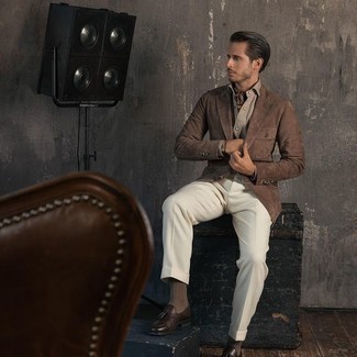 С чем носить темно-коричневый шелковый шарф с принтом мужчине