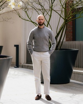 С чем носить темно-коричневый шелковый шарф с принтом мужчине