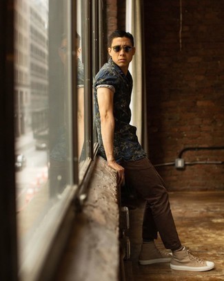 С чем носить темно-коричневые носки с принтом мужчине