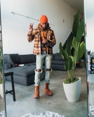 С чем носить темно-коричневый свитер с принтом мужчине