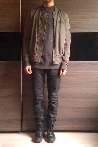 Как носить темно-коричневый свитшот с принтом с черными кожаными рабочими ботинками мужчине