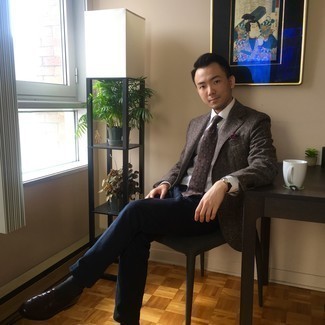 С чем носить темно-коричневый галстук с принтом мужчине