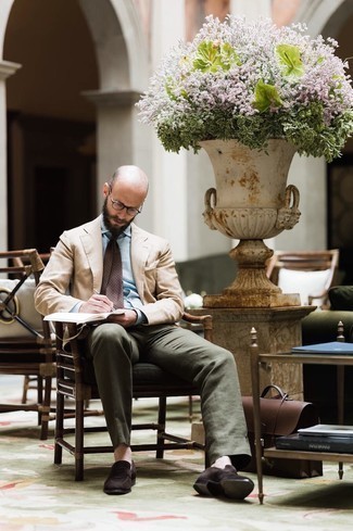 С чем носить темно-коричневый галстук с принтом мужчине