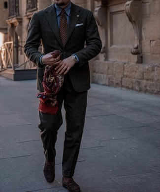 С чем носить темно-коричневый галстук с принтом мужчине