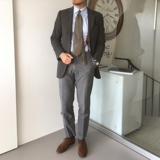 С чем носить темно-коричневый галстук с принтом мужчине