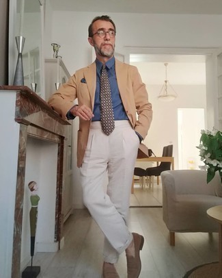 С чем носить темно-коричневый галстук с принтом мужчине