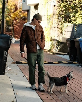 Какой худи носить с темно-коричневой курткой-пуховиком мужчине