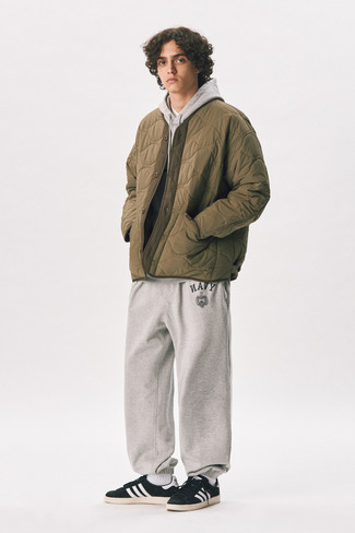 С чем носить темно-коричневый стеганый бомбер мужчине