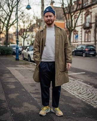 Какие кроссовки носить с темно-коричневым дождевиком мужчине