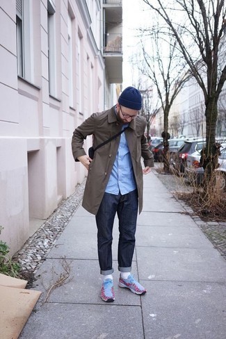 Какие кроссовки носить с темно-коричневым дождевиком мужчине