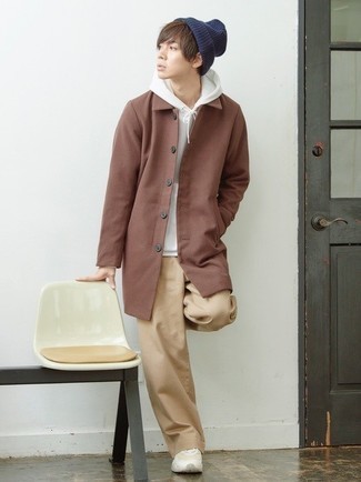 Какие кроссовки носить с темно-коричневым дождевиком мужчине