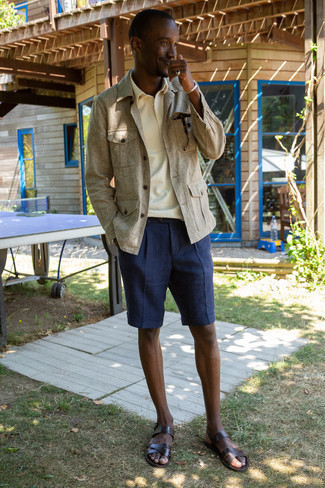 Какие полевые куртки носить с темно-коричневыми сандалиями