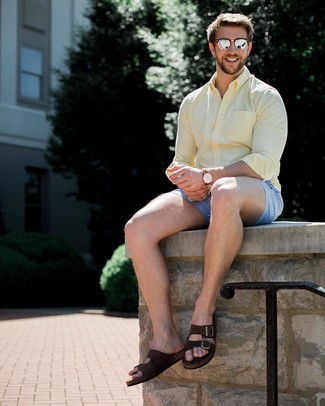 Какие шорты носить с темно-коричневыми сандалиями мужчине