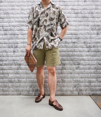 Какие шорты носить с темно-коричневыми сандалиями мужчине