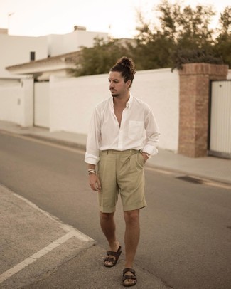 Какие шорты носить с темно-коричневыми сандалиями мужчине