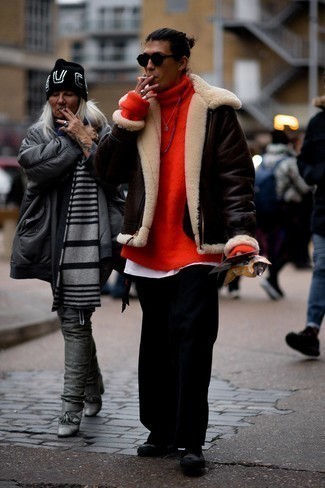 Как носить темно-коричневую короткую дубленку с черными брюками чинос