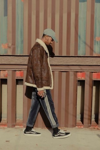 Как носить темно-коричневую короткую дубленку с темно-серыми спортивными штанами мужчине