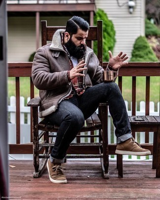 Какие ботинки дезерты носить с темно-коричневой короткой дубленкой