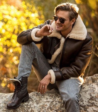 Как носить темно-коричневую короткую дубленку с серыми джинсами мужчине