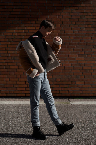 Как носить темно-коричневую короткую дубленку с серыми джинсами мужчине