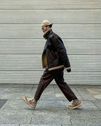 Какие высокие кеды носить с темно-коричневой короткой дубленкой мужчине